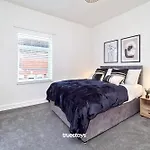 Fielding House By Truestays - New 3 Bedroom House In Stoke-On-Trent