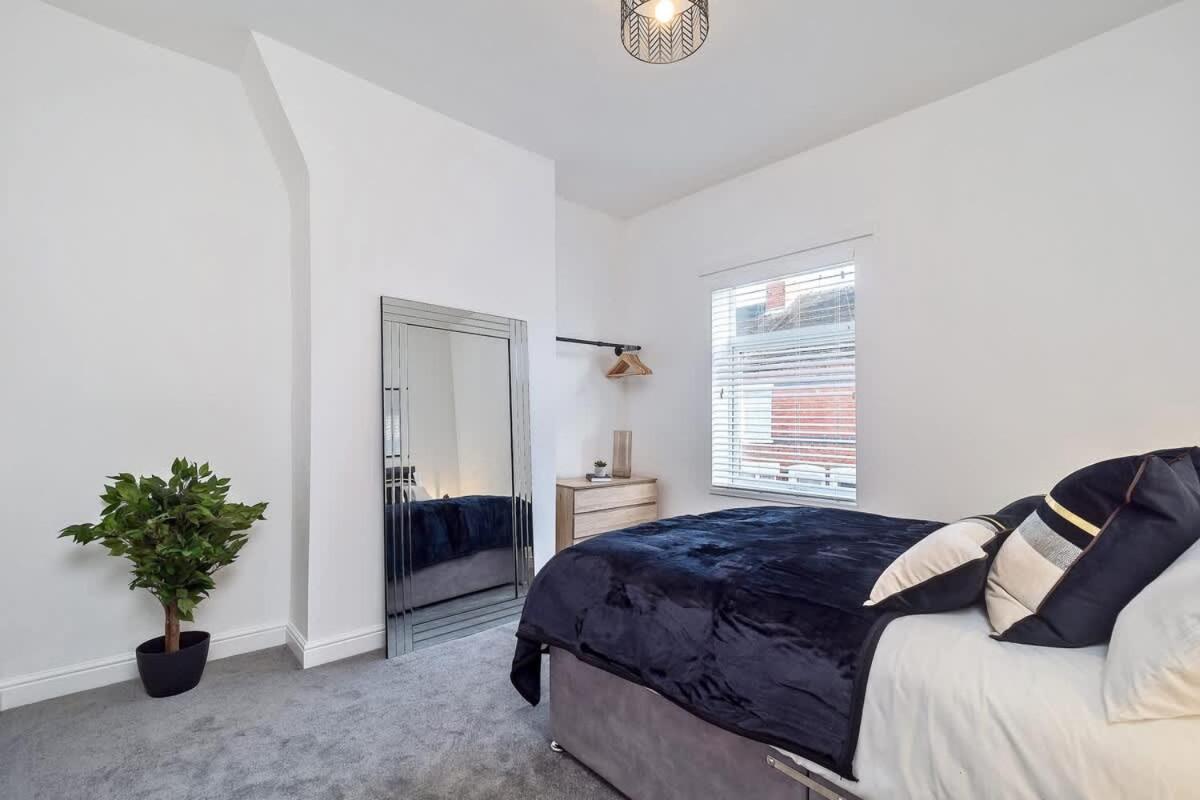 Fielding House By Truestays - New 3 Bedroom House In * Stoke-on-Trent