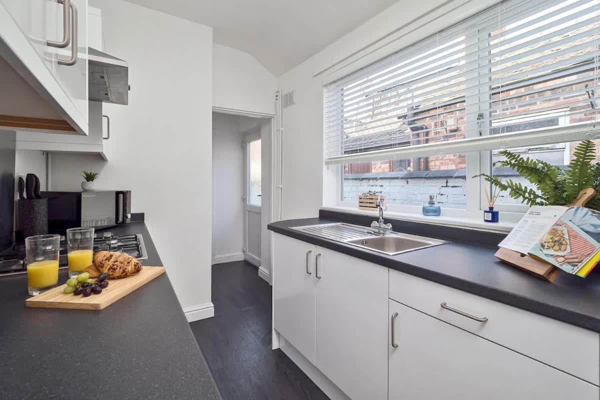 Fielding House By Truestays - New 3 Bedroom House In Stoke-on-Trent